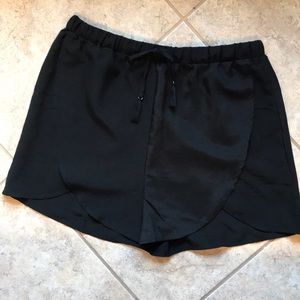 NWOT Pinkblush scallop bottom shorts
